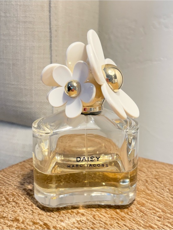 Marc Jacobs Other - Marc Jacobs Daisy Perfume Bottle in White and Gold